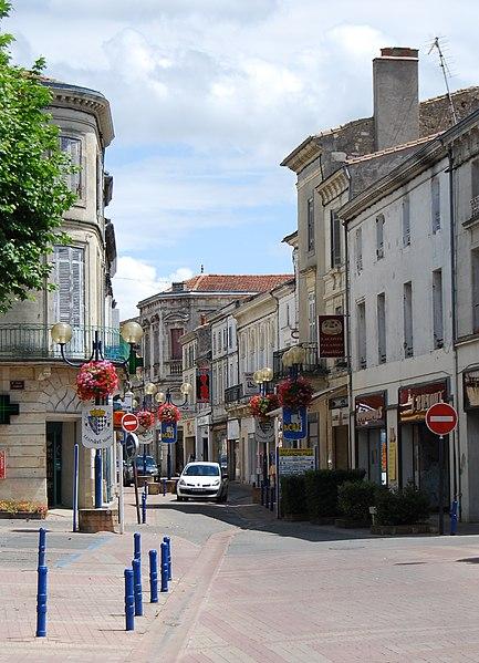 Lesparre-Médoc/immobilier/CENTURY21 Agence Biran/Lesparre Médoc centre ville circulation stationnement